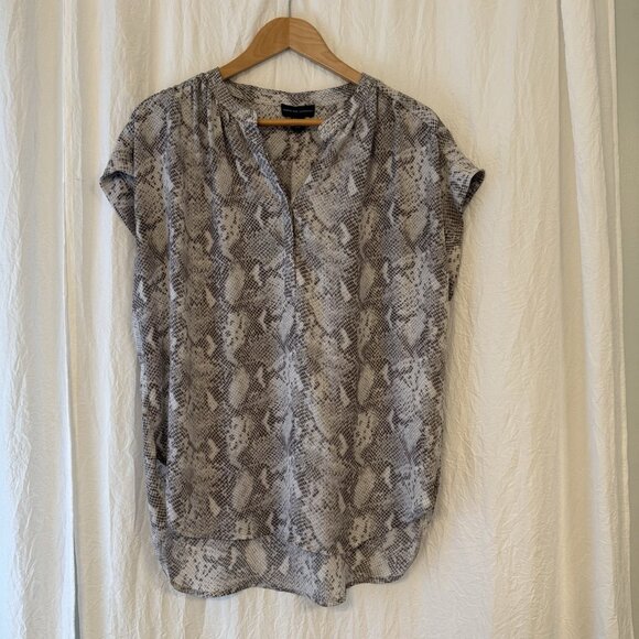 Adrienne Vittadini Size Large Cap Sleeve High Low Grey Snakeskin Print Top Shirt - Picture 1 of 7